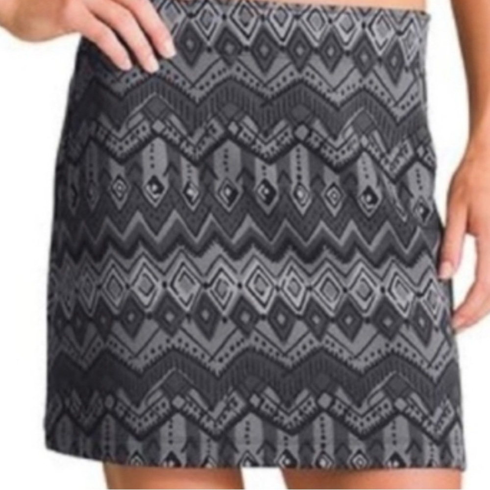 Athleta Size M Geometric Patterned Black and Gray Skirt